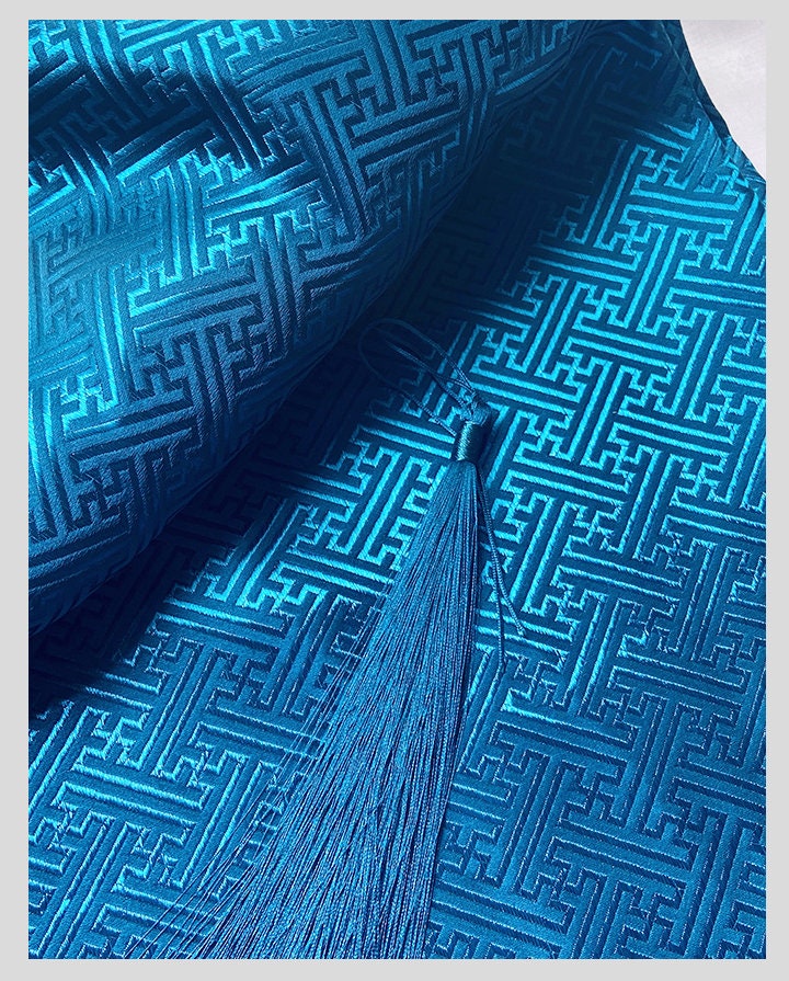 Tissu brocart chinois turquoise : motif frise, 150 cm de large, pour costumes et décoration