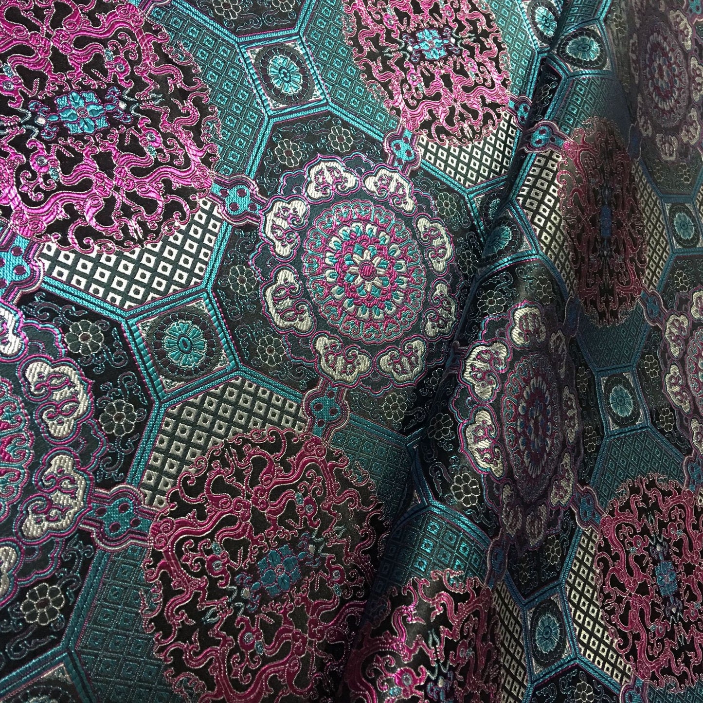 Tissu brodé Thangka : Mélange de soie et rayonne de bon augure, 75 cm de large, vendu au mètre