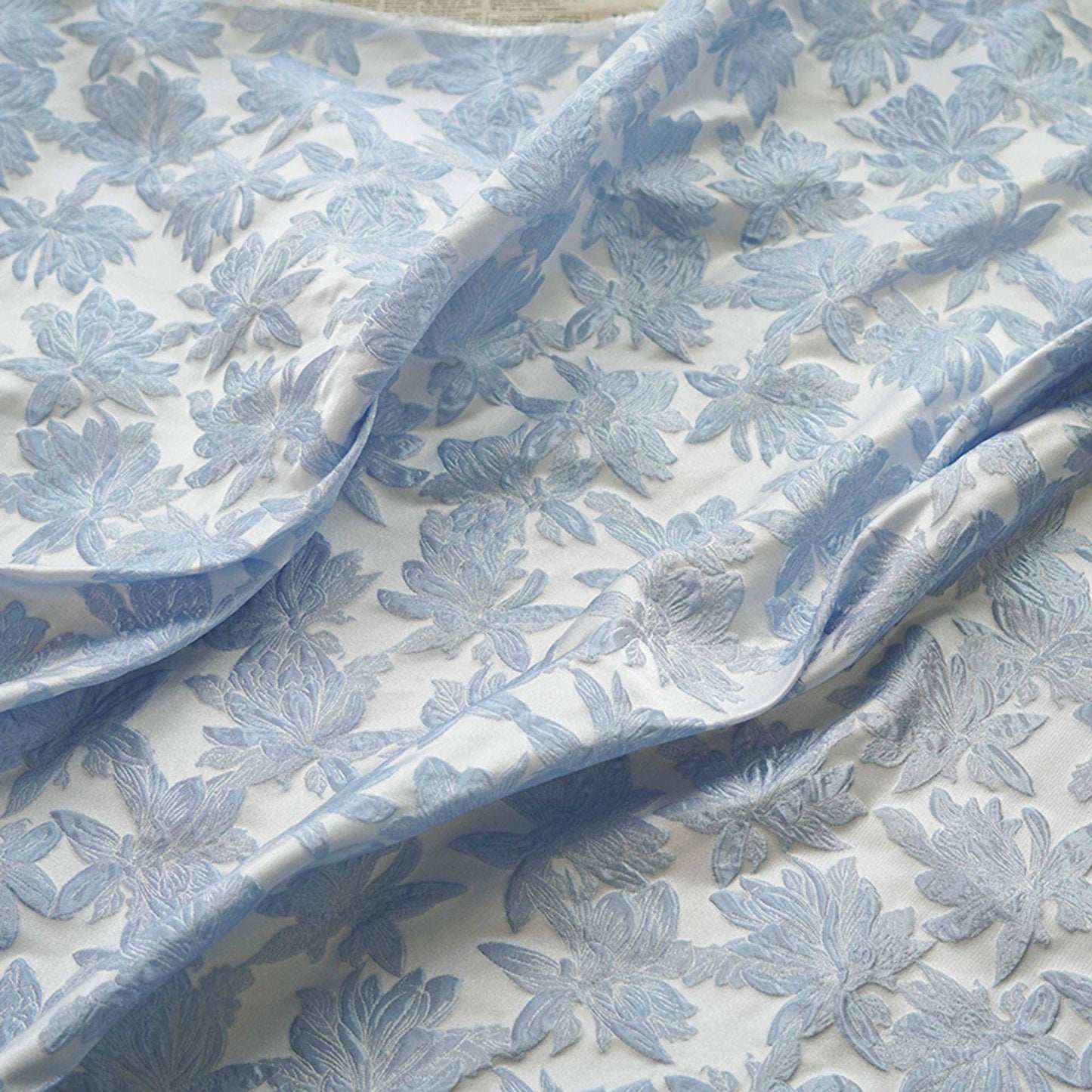 Tissu jacquard fleuri bleu clair : style vintage 3D, 160 cm de large