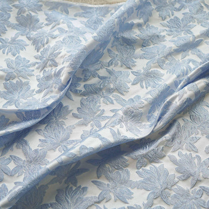 Tissu jacquard fleuri bleu clair : style vintage 3D, 160 cm de large