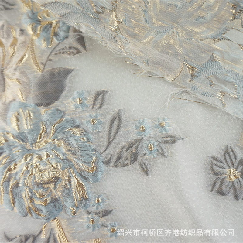 Tissu jacquard organza pivoine phénix : fil doré élégant (57 po L)