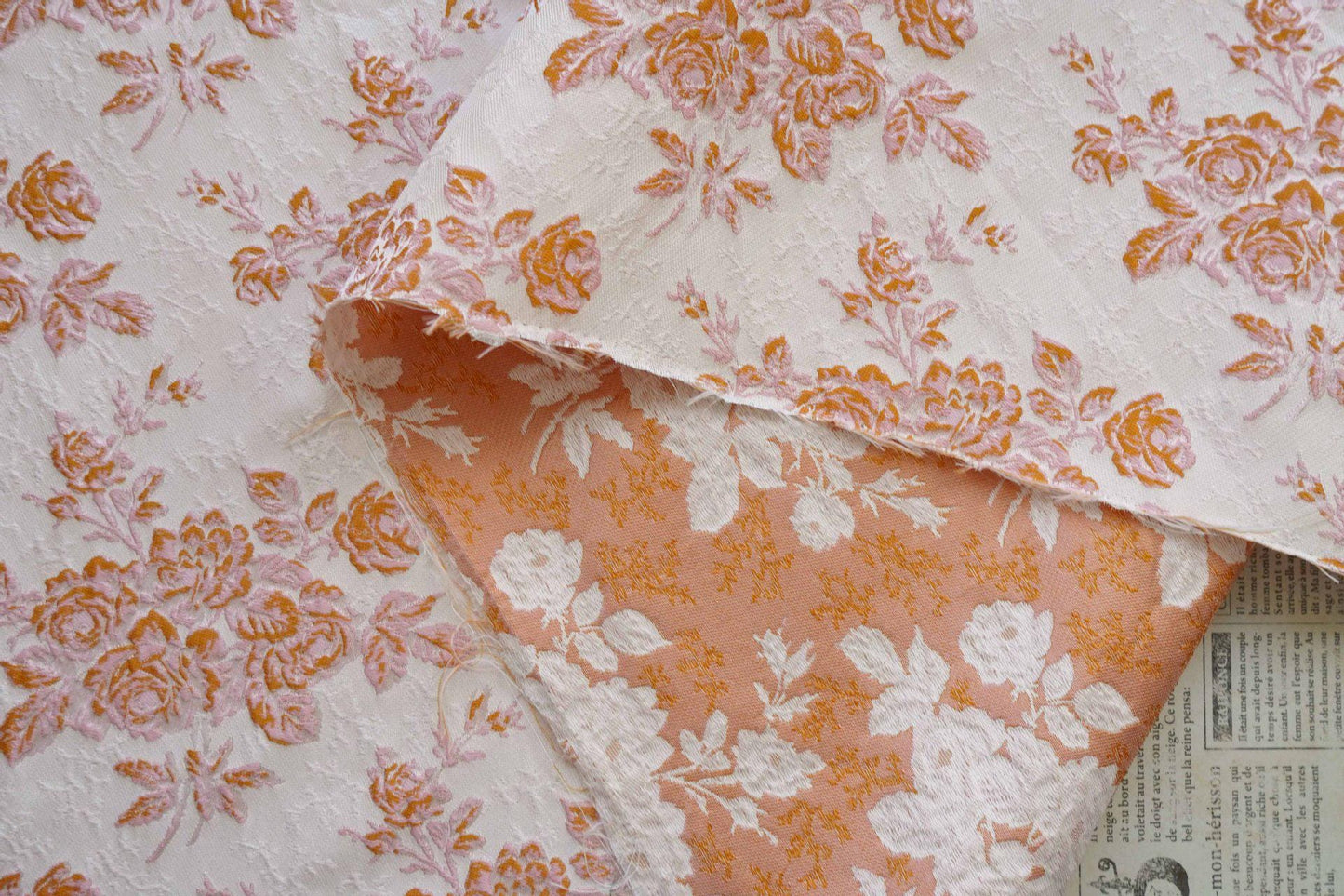 Tissu jacquard floral en relief : texture rigide 3D, ameublement et costumes - 157 cm de large