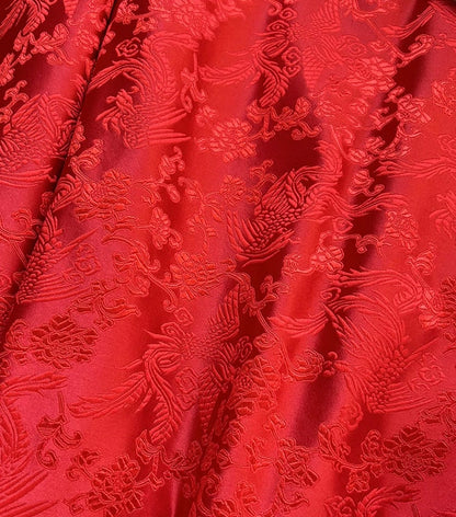 Tissu brocart floral métallisé rouge : matériau de couture d'ameublement traditionnel