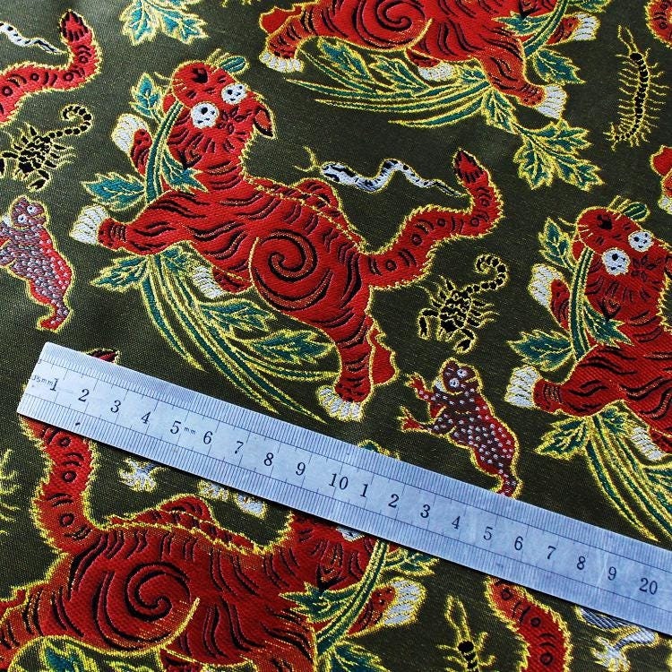 Tissu rayonne à motif tigre : motif or mongol tibétain, 147 cm de large