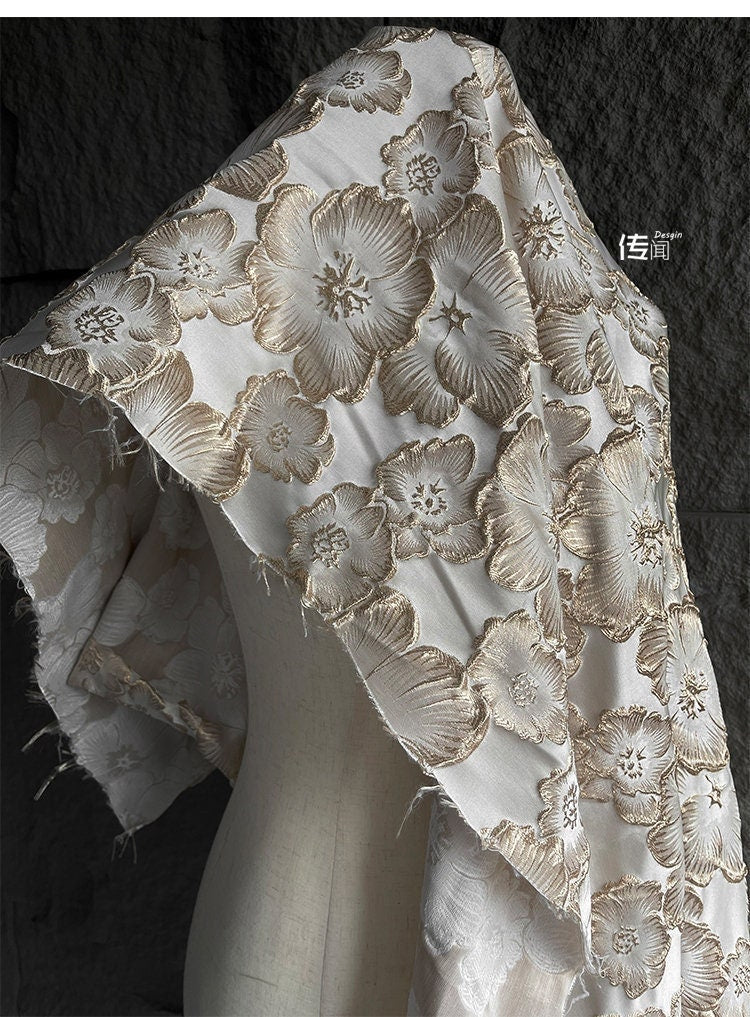 Tissu jacquard floral brodé or - 145 cm de large - Tissu de créateur de luxe