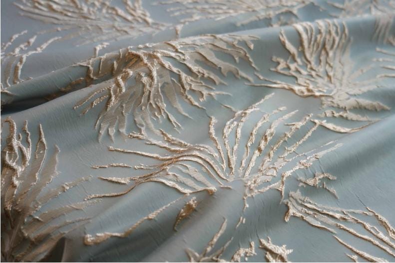 Tissu jacquard brodé : 140 cm de large, motif floral en fil d'or