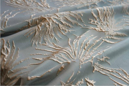 Tissu jacquard brodé : 140 cm de large, motif floral en fil d'or