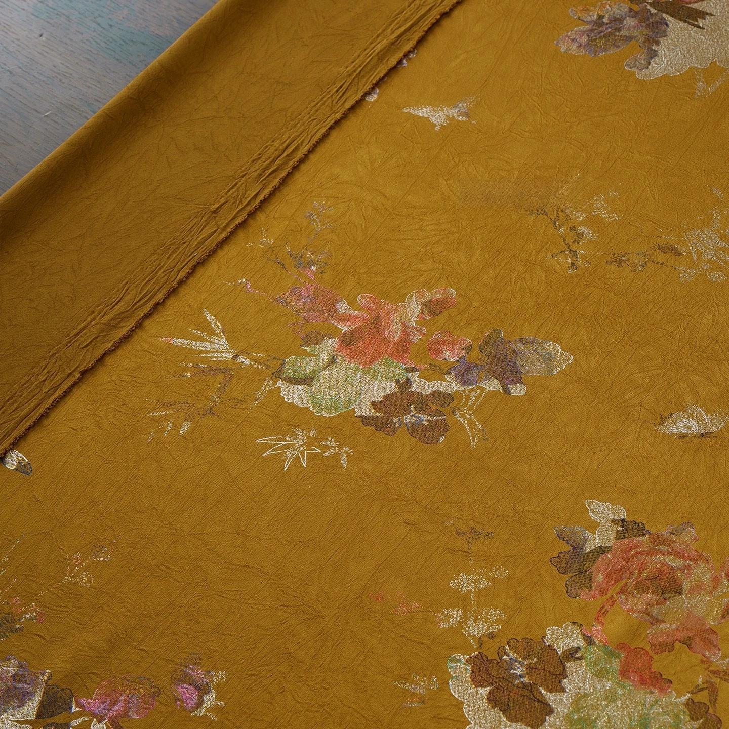 Tissu jacquard à motifs floraux dorés : acétate brillant pour la confection de vêtements
