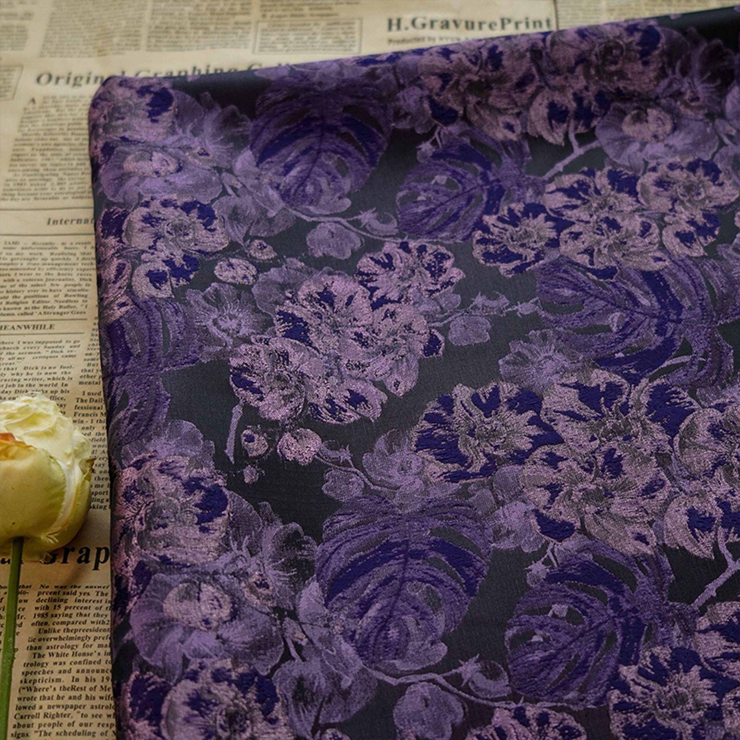 Tissu jacquard à motifs floraux violets : tissu teint en fil de 152 cm de large pour la couture et l’ameublement