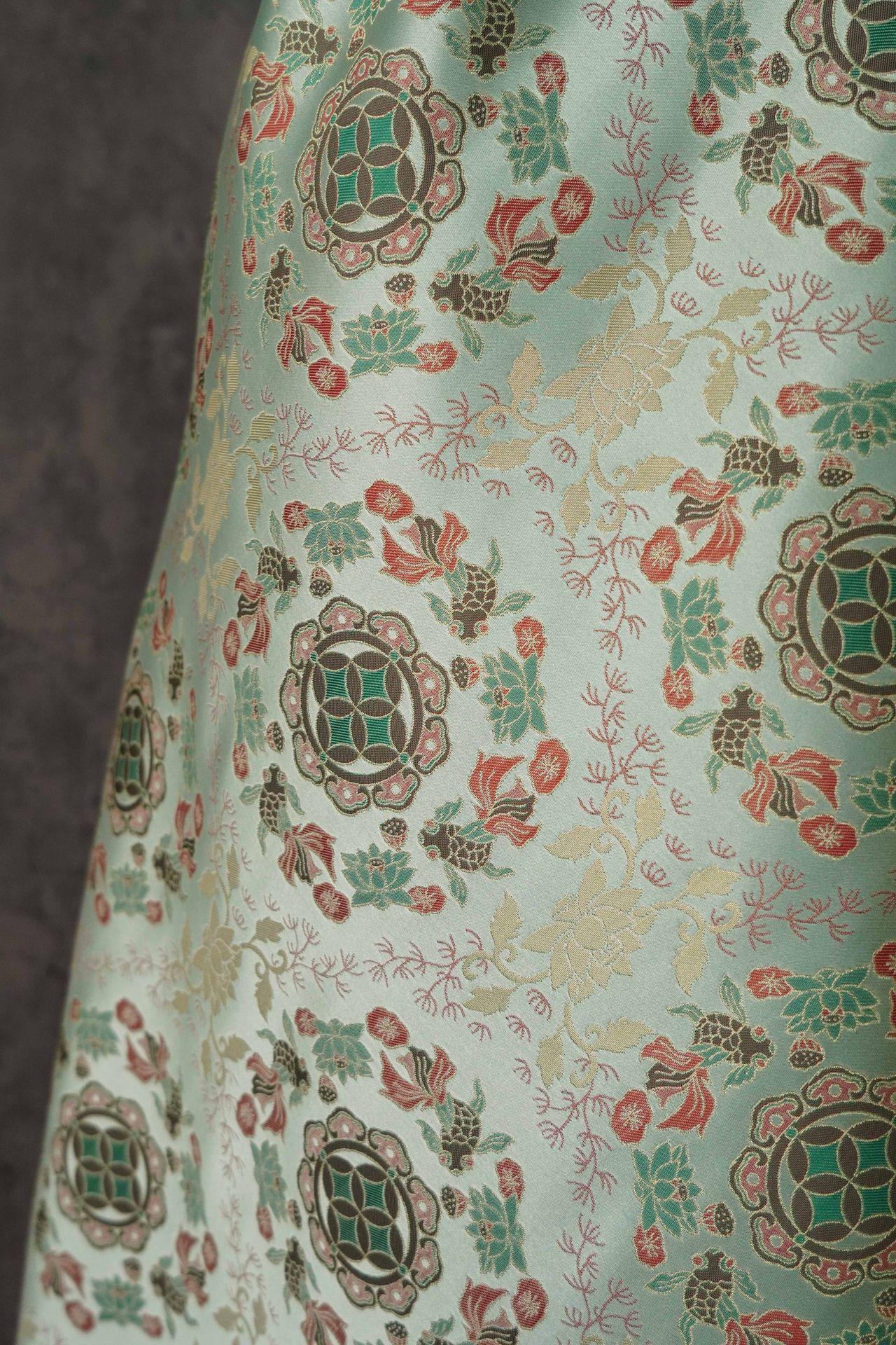 Tissu jacquard réversible bleu turquoise : motif poissons en relief, 165 cm de large