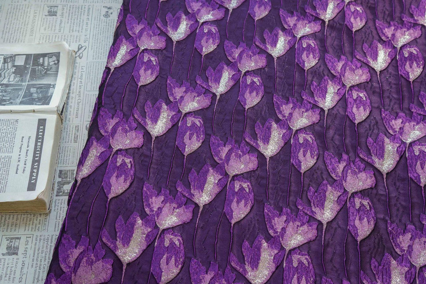 Tissu jacquard tulipe en relief : fil métallique or et argent, 140 cm de large
