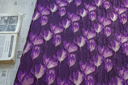 Tissu jacquard tulipe en relief : fil métallique or et argent, 140 cm de large
