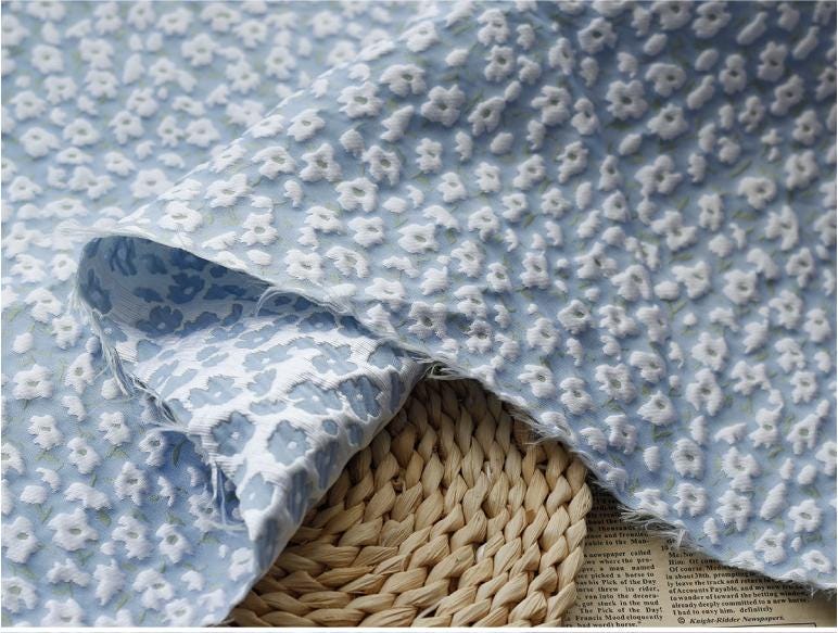 Tissu jacquard floral en relief : texture rigide 3D, largeur 135 cm (53 po) – Mélange de rayonne