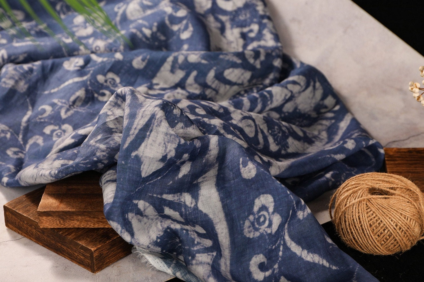 Tissu ramie imprimé totem bleu : fibre naturelle, 140 cm de large