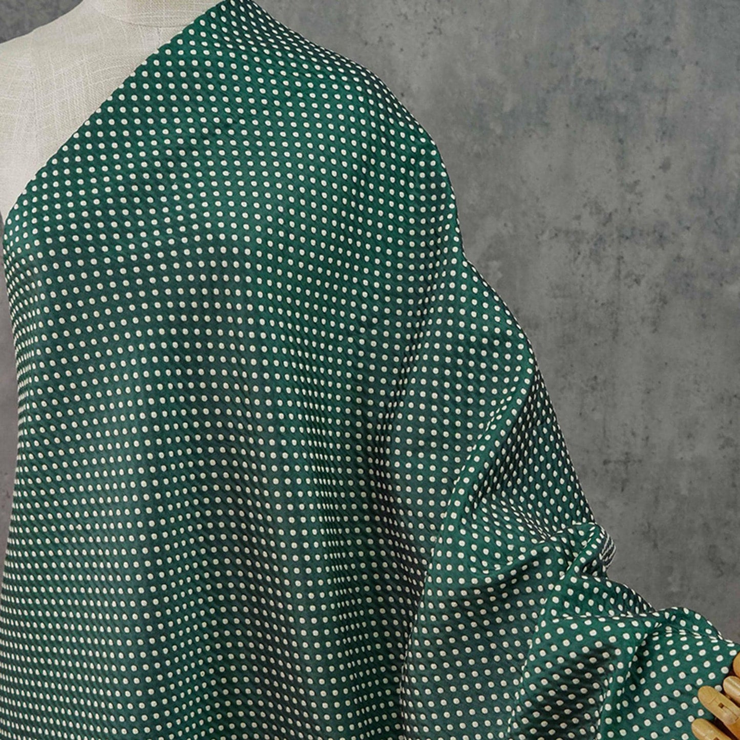 Tissu jacquard réversible : pois verts et blancs, 165 cm de large
