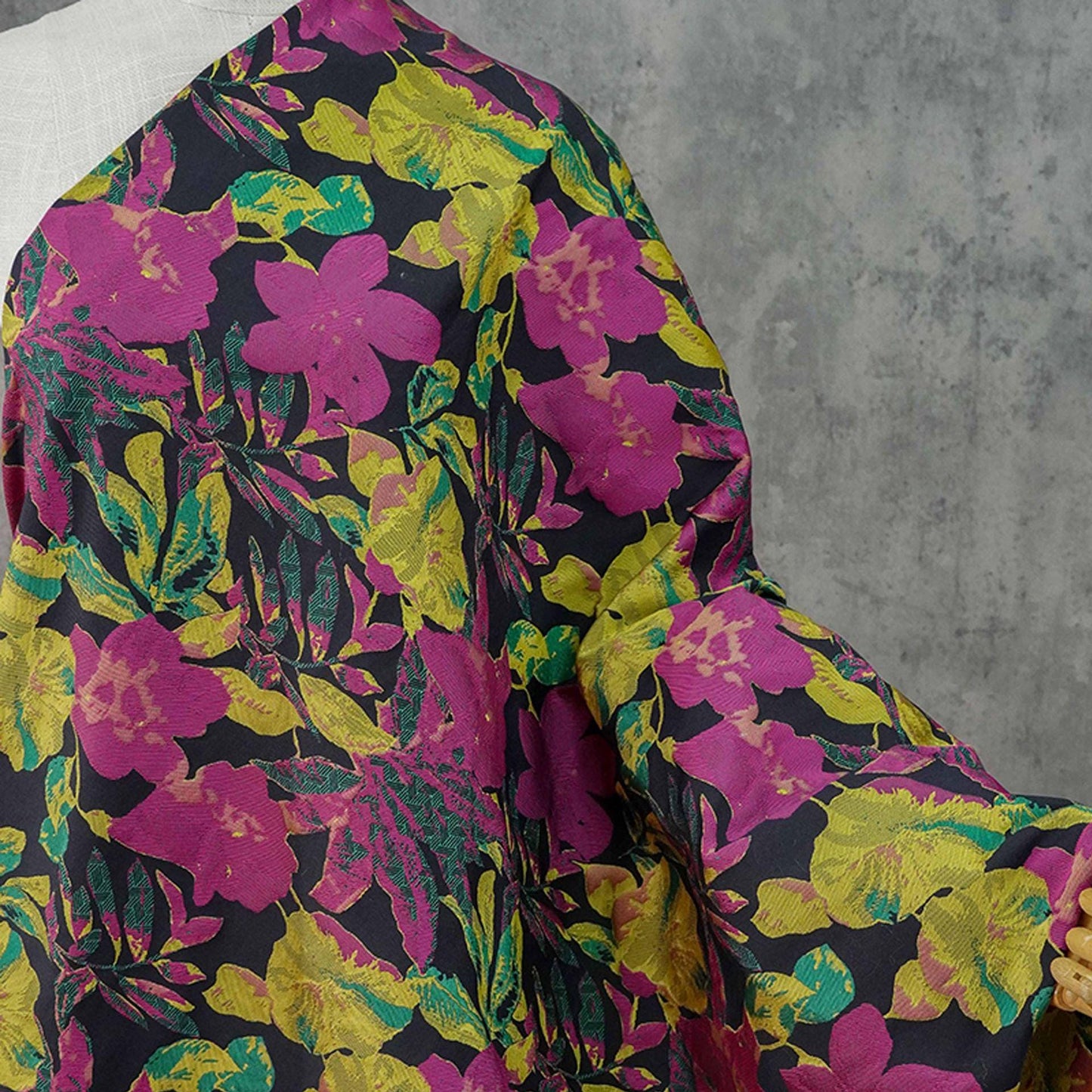 Tissu jacquard floral en relief : tissu pour gilet style vintage, 140 cm de large