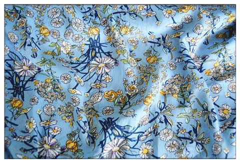 Crêpe bleu lac chrysanthème : 150 cm de large, satin de polyester, vendu au mètre