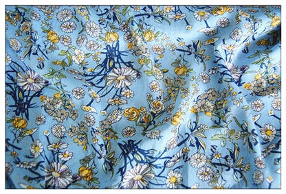 Crêpe bleu lac chrysanthème : 150 cm de large, satin de polyester, vendu au mètre