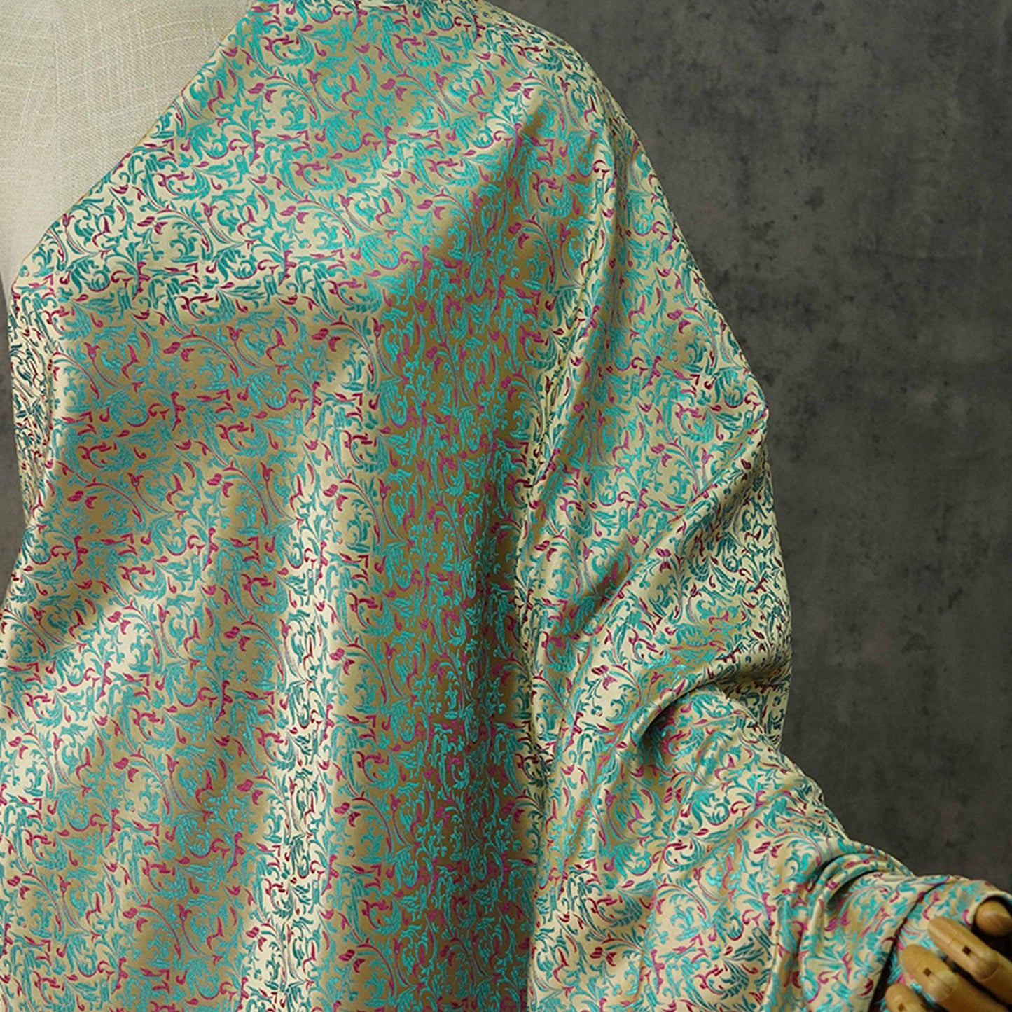 Tissu brocart bleu sarcelle et violet : jacquard Renaissance, 150 cm de large