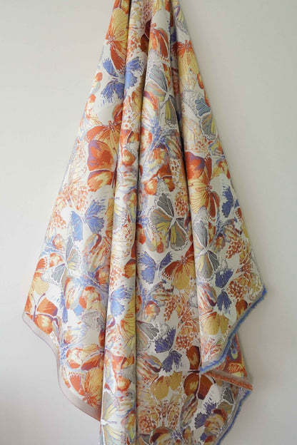 Tissu jacquard papillon : mélange acrylique et polyester texturé 3D (57 po de largeur)
