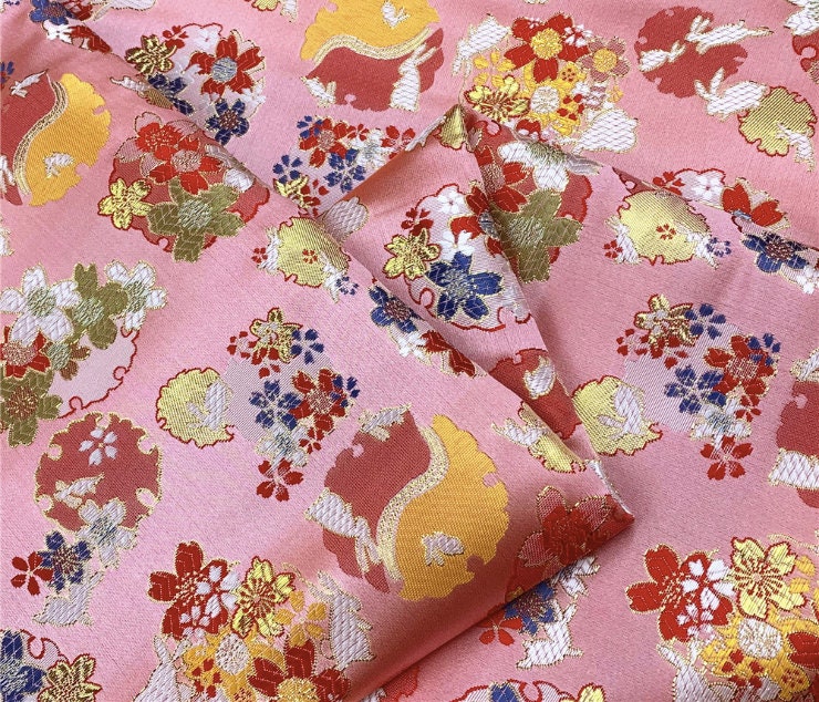 Tissu brocart jacquard Sakura Rabbit : rouge, rose, or, bleu (au mètre)