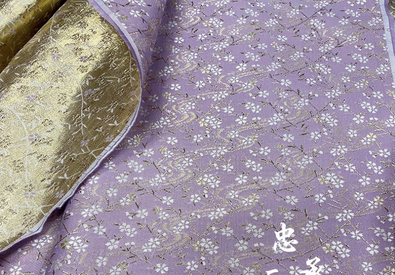 Tissu brocart Nishijin Ori : Robe kimono japonaise lilas, fil d'or (55 pouces de large)