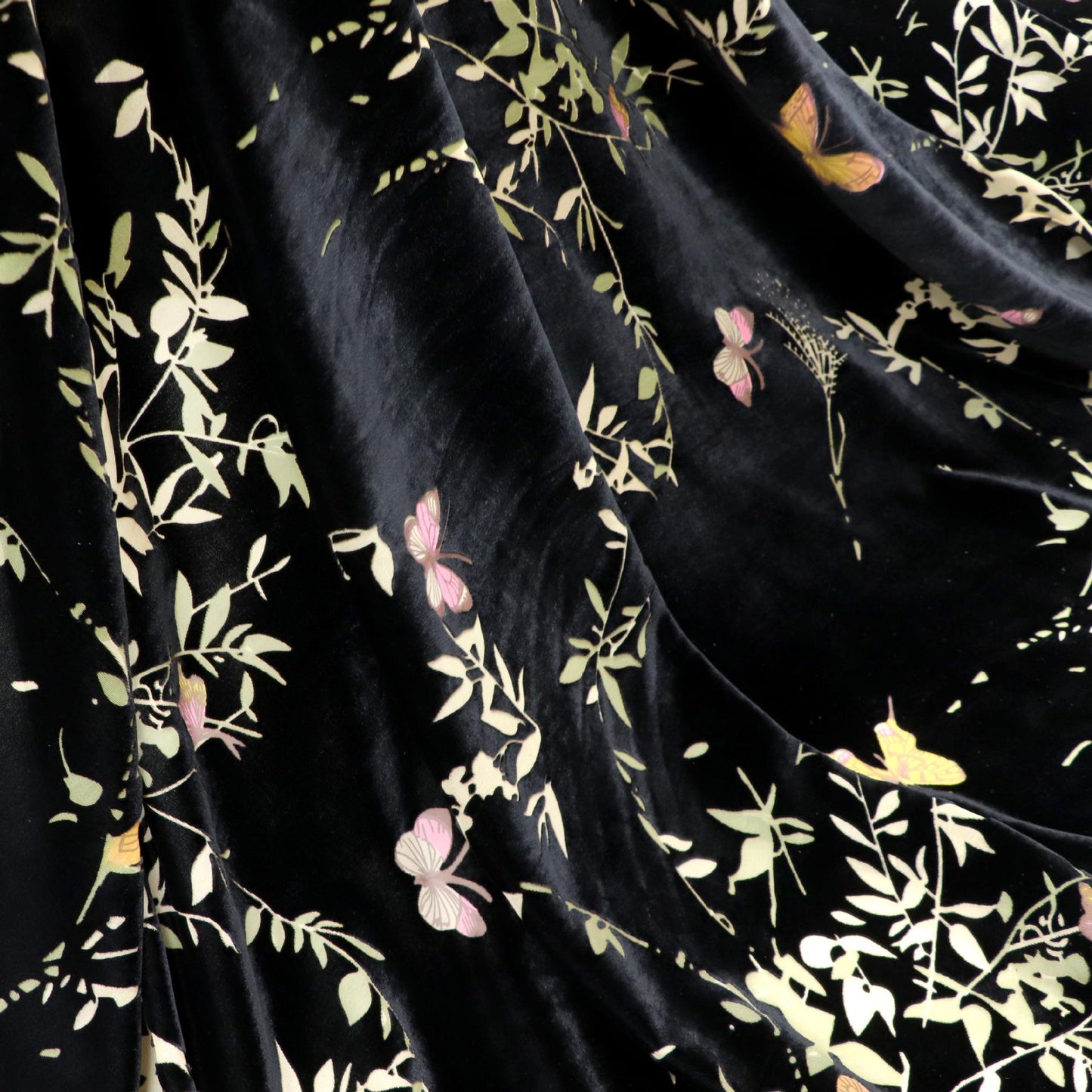 Tissu velours noir à imprimé papillons : mélange de rayonne de 140 cm de large