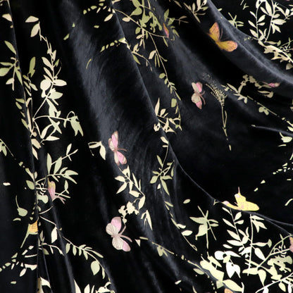 Tissu velours noir à imprimé papillons : mélange de rayonne de 140 cm de large