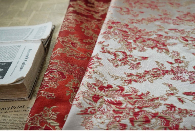 Gold Thread Jacquard Fabric: 3D Embossed Floral Woven Material