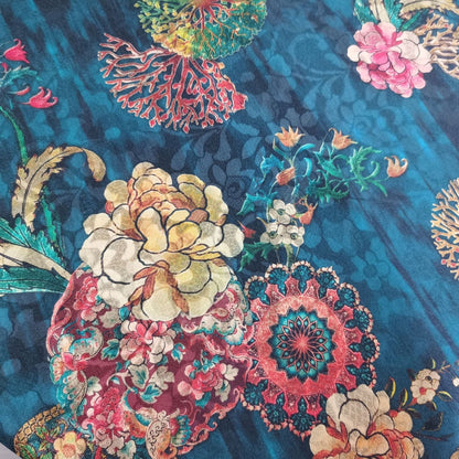 Tissu satiné turquoise à motif floral : imprimé volière léger, 147 cm de large