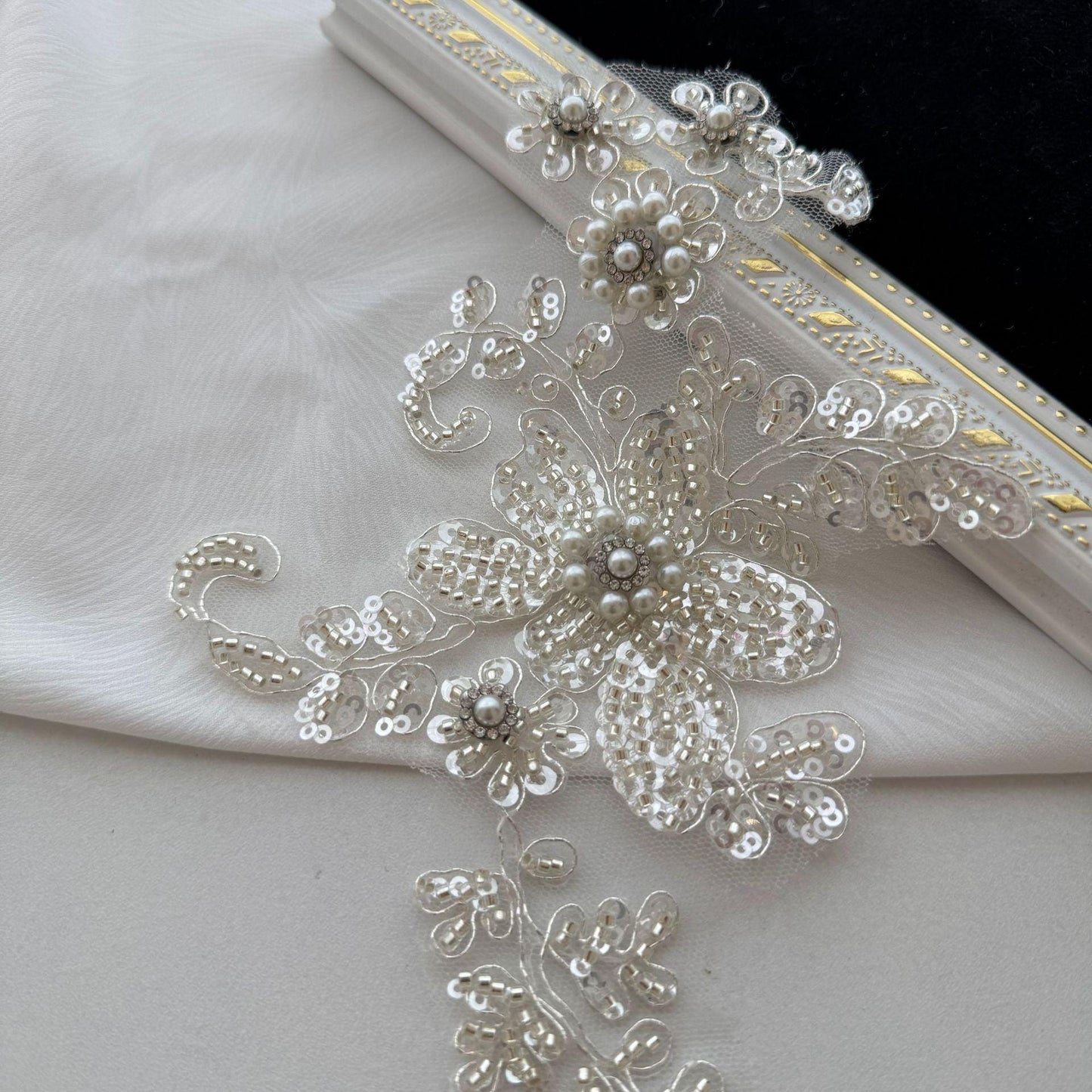 Applique en dentelle brodée de sequins argentés : voile de mariée, décoration de robe de mariée