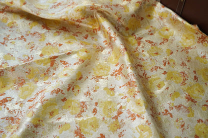 Tissu jacquard à motif floral : style peinture à l’huile douce, accents dorés, largeur 145 cm