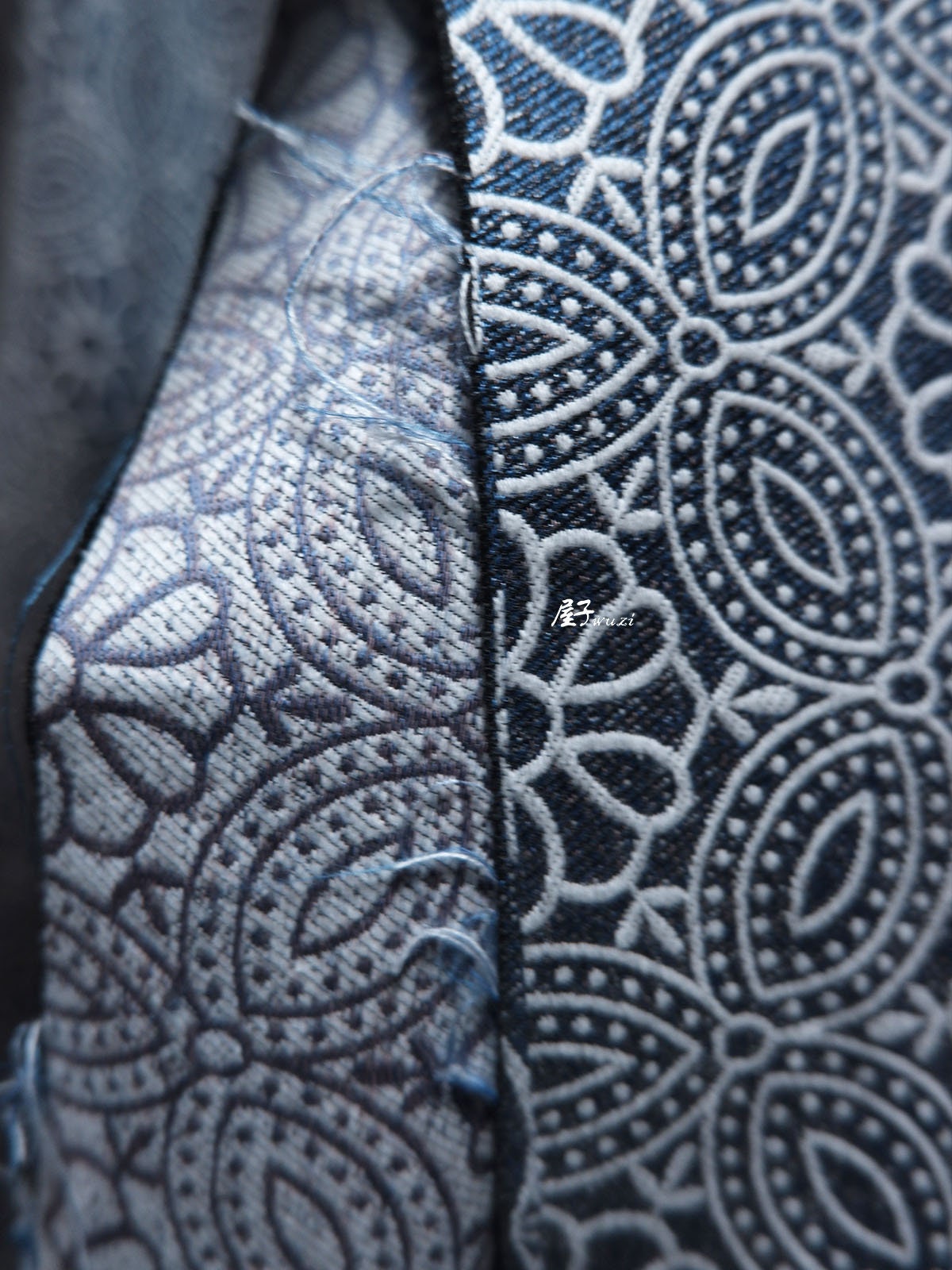 Tissu denim jacquard à motif floral : Matière première pour la couture, 145 cm