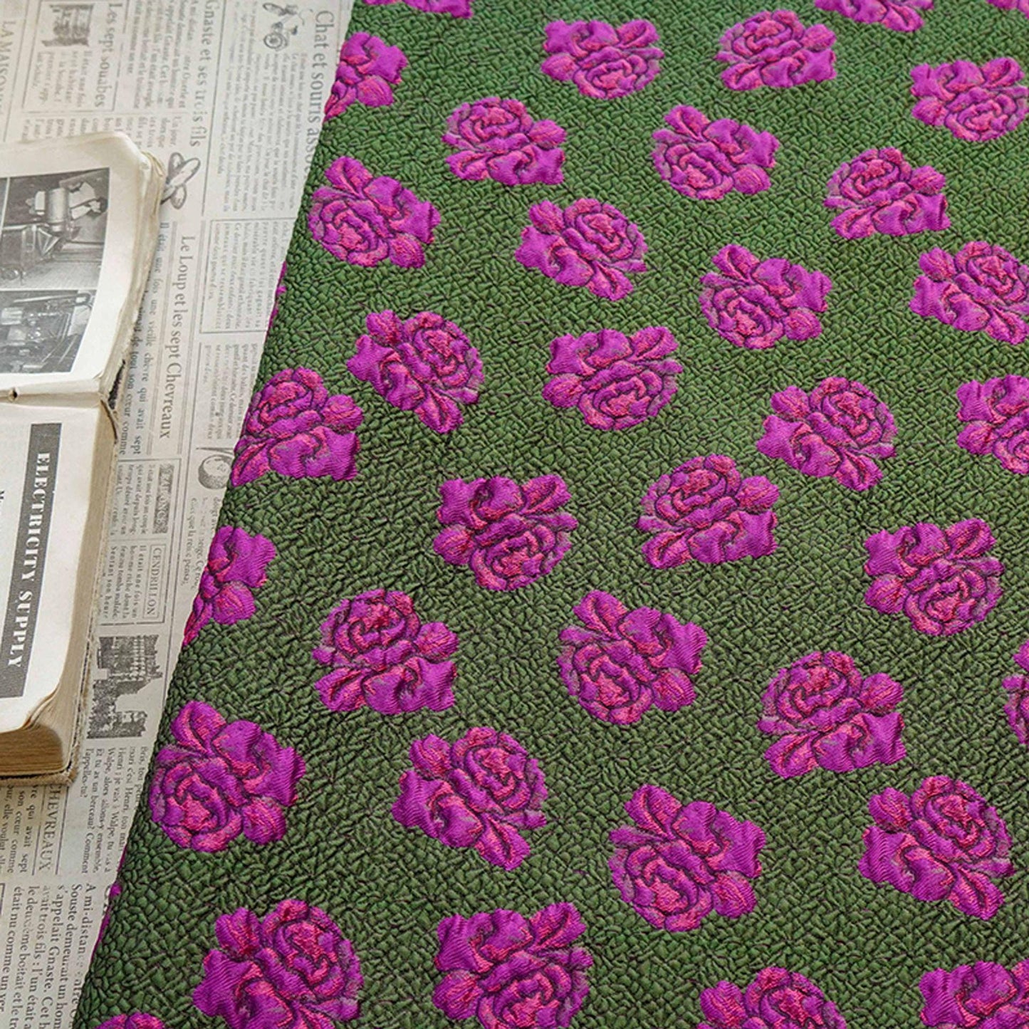 Tissu jacquard Rose Verte : Damas floral en relief 3D, 140 cm de large