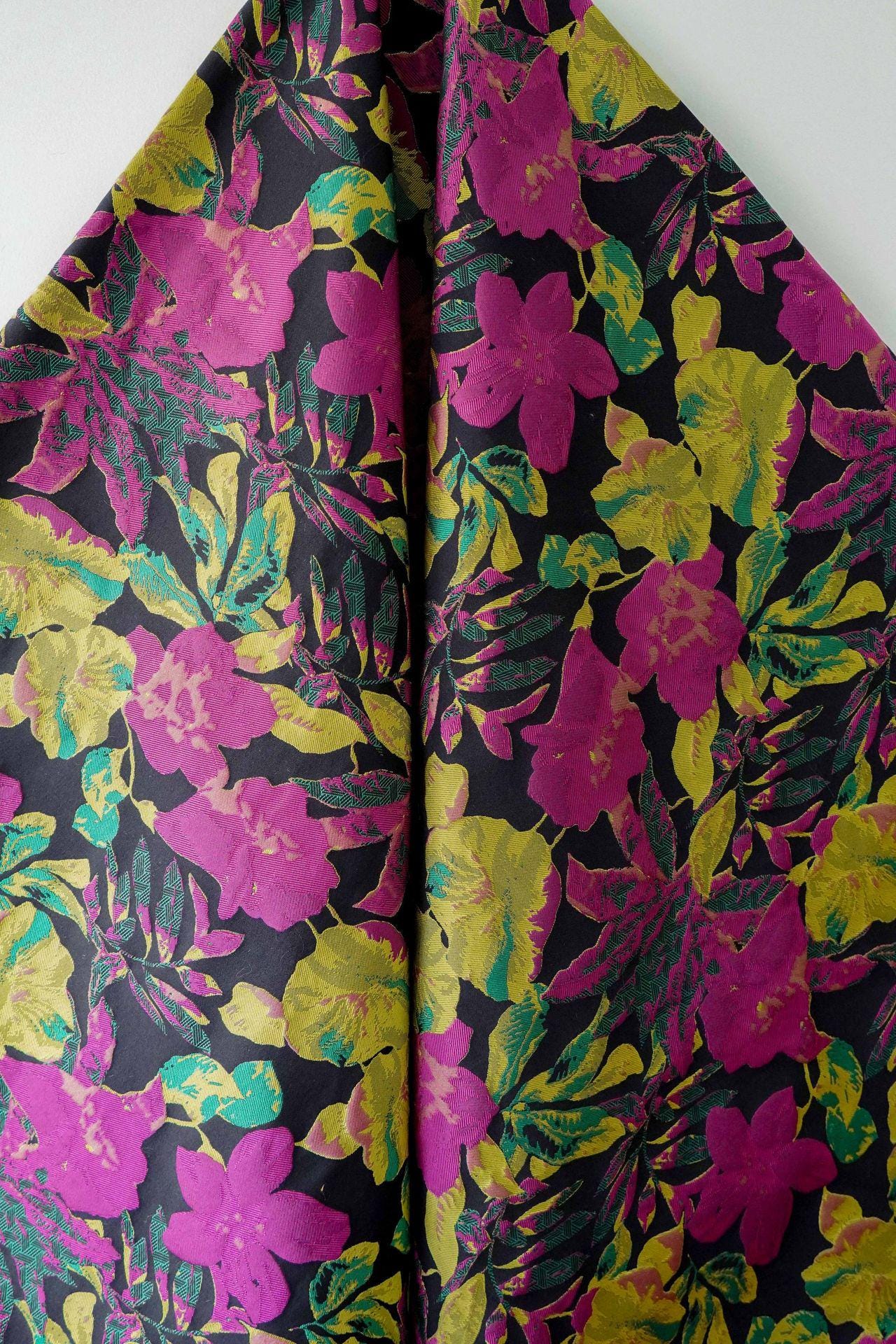 Tissu jacquard floral en relief : tissu pour gilet style vintage, 140 cm de large