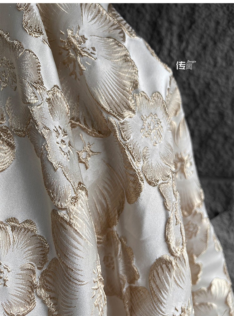 Tissu jacquard floral brodé or - 145 cm de large - Tissu de créateur de luxe