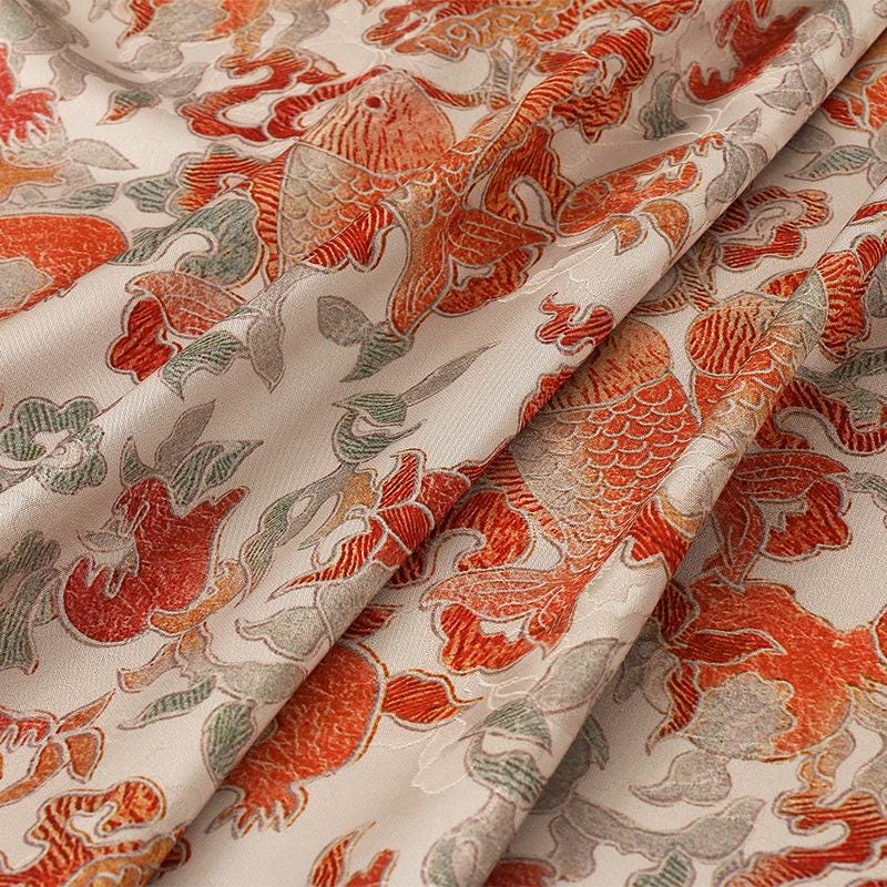 Tissu satin de soie à motif de thé Double Fish : 150 cm de large. Idéal pour l'ameublement, les costumes et les cheongsams.