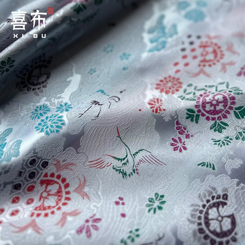 Tissu brocart à motif de grues argentées : mélange de rayonne de 119 cm de large, pour la confection de cheongsams.