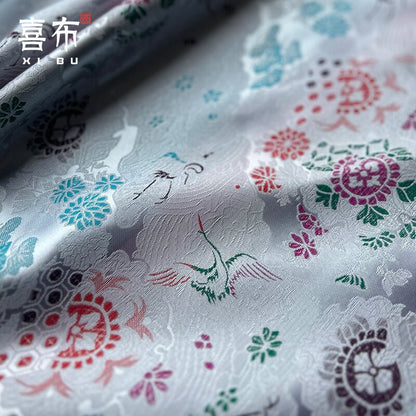 Tissu brocart à motif de grues argentées : mélange de rayonne de 119 cm de large, pour la confection de cheongsams.