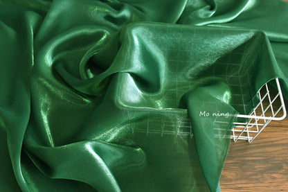 Tissu satin de soie cristal brillant comme l'eau : lustre métallique, 145 cm de large