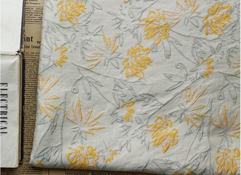 Tissu jacquard floral en relief : style vintage pour ameublement, robes, rideaux - 162,5 cm de large
