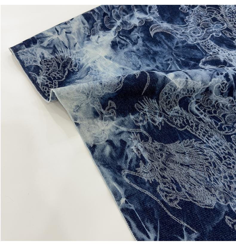 Tissu denim en coton délavé tie-dye : matière jean bleu délavé (170 cm de large)