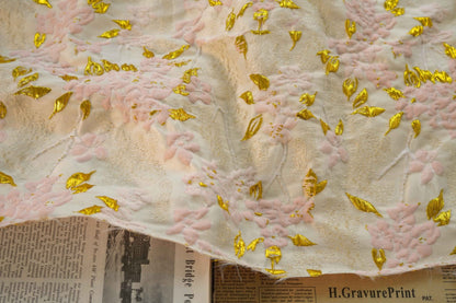 Tissu jacquard floral à fils dorés : 130 cm de large, pour l’ameublement et la confection de costumes