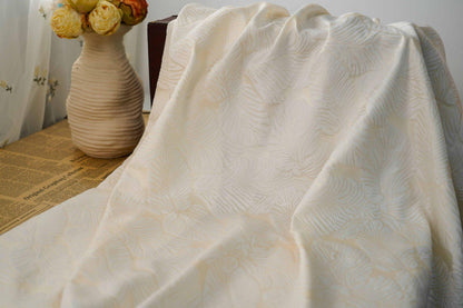 Tissu jacquard crème à motif de feuilles en relief : 152 cm de large, polyester, matériau de couture