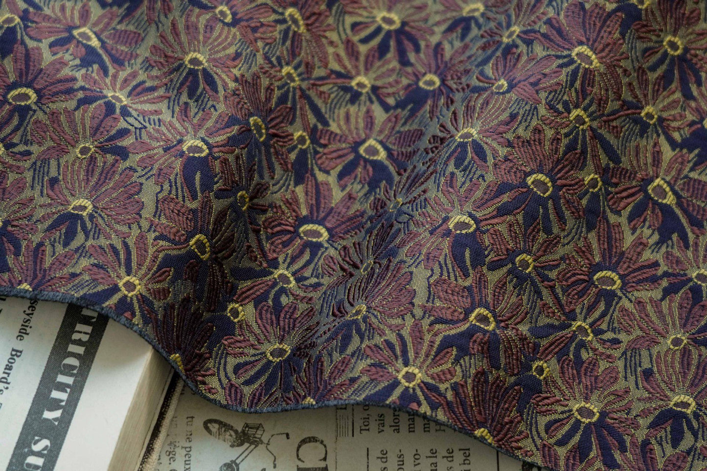 Tissu jacquard à motif marguerite vintage : Mélange de coton pour ameublement style campagne