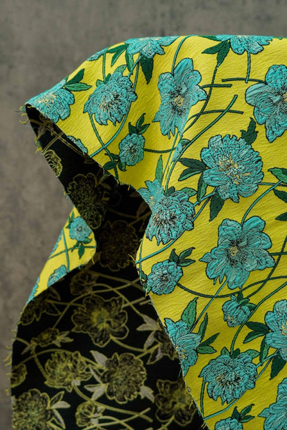 Tissu jacquard réversible : motif floral 3D bleu et jaune, largeur 135 cm