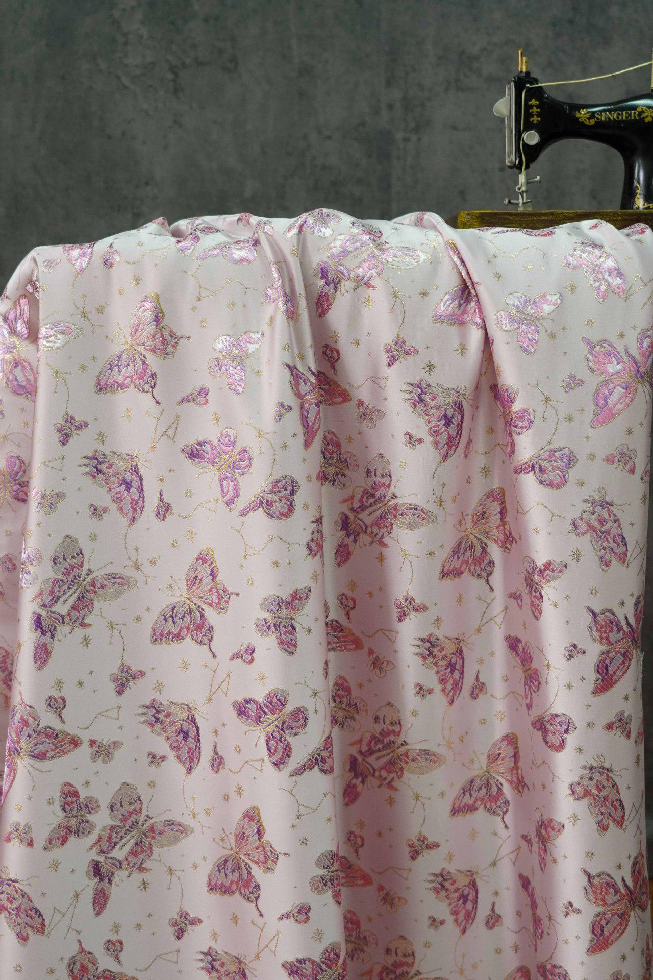 Tissu brocart de soie rose : Jacquard à motifs floraux papillons, 150 cm de large