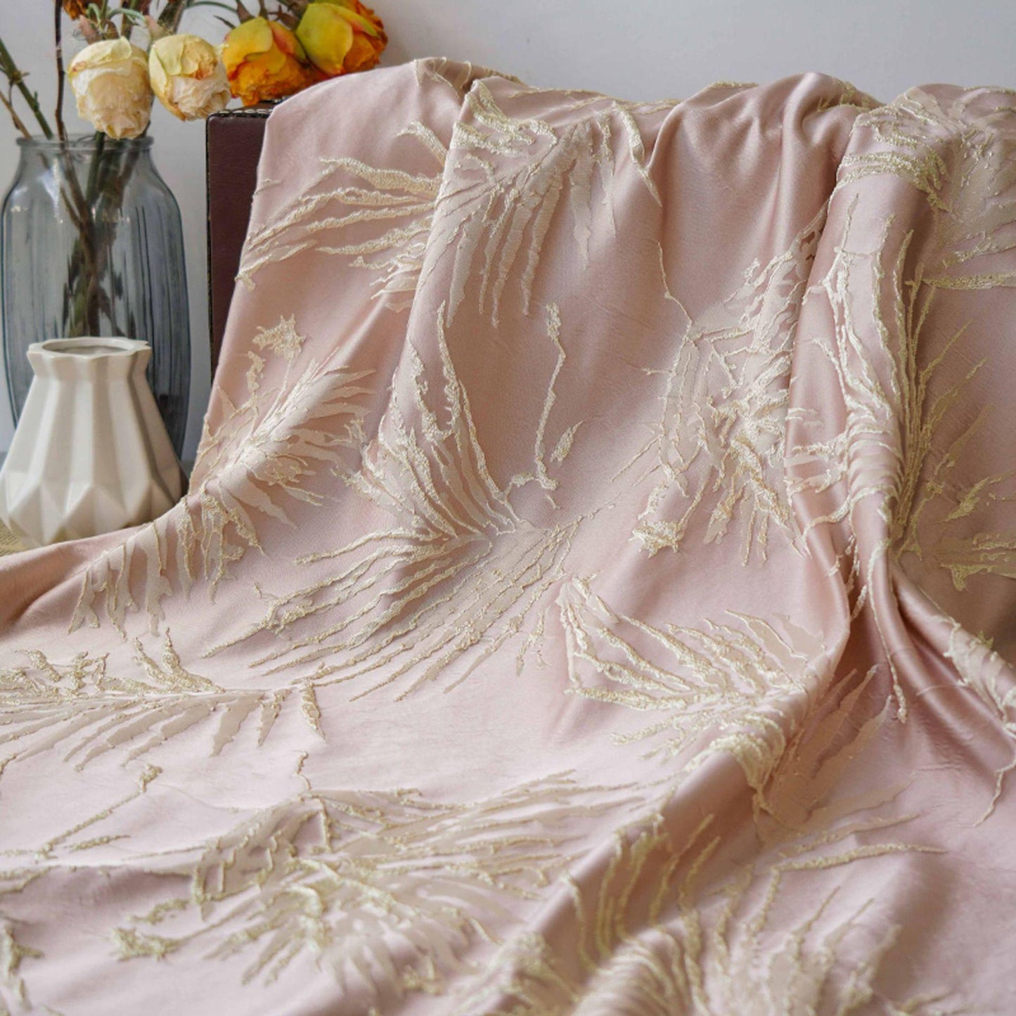 Tissu jacquard brodé : 140 cm de large, motif floral en fil d'or