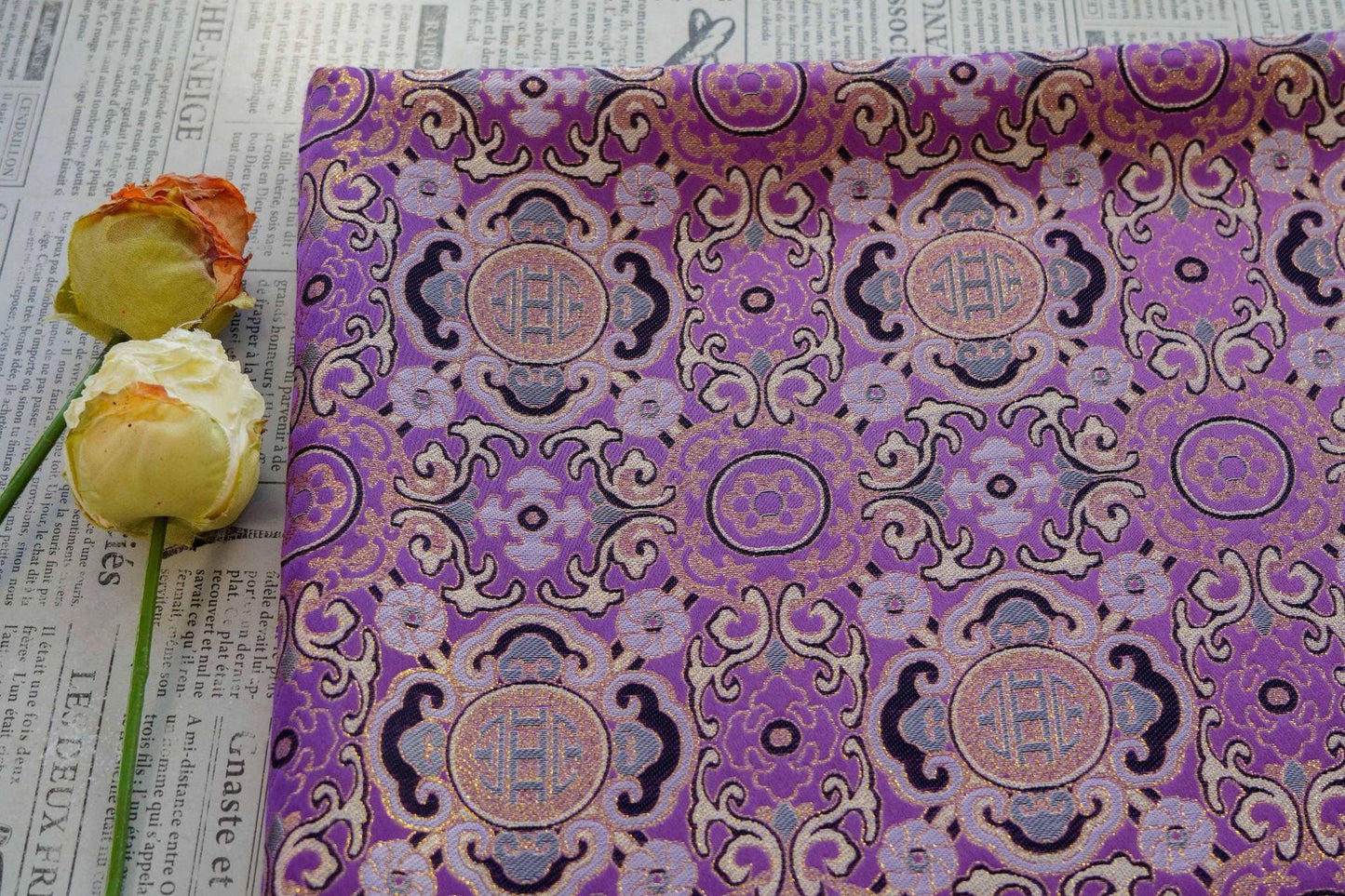 Tissu brocart jacquard à fils d'or ��� Patte chinoise porte-bonheur" Large