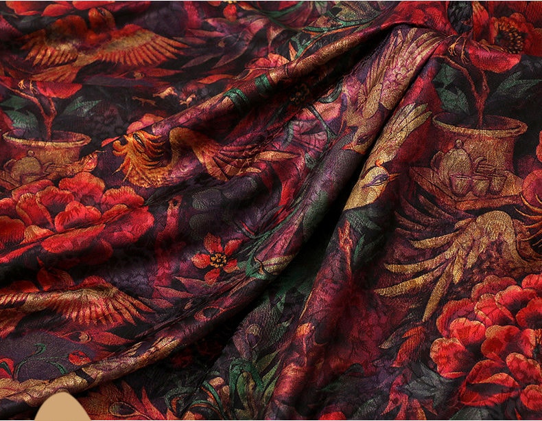 Tissu imprimé floral rouge et oiseaux : mélange de polyester soyeux et d’élasthanne, 150 cm de large